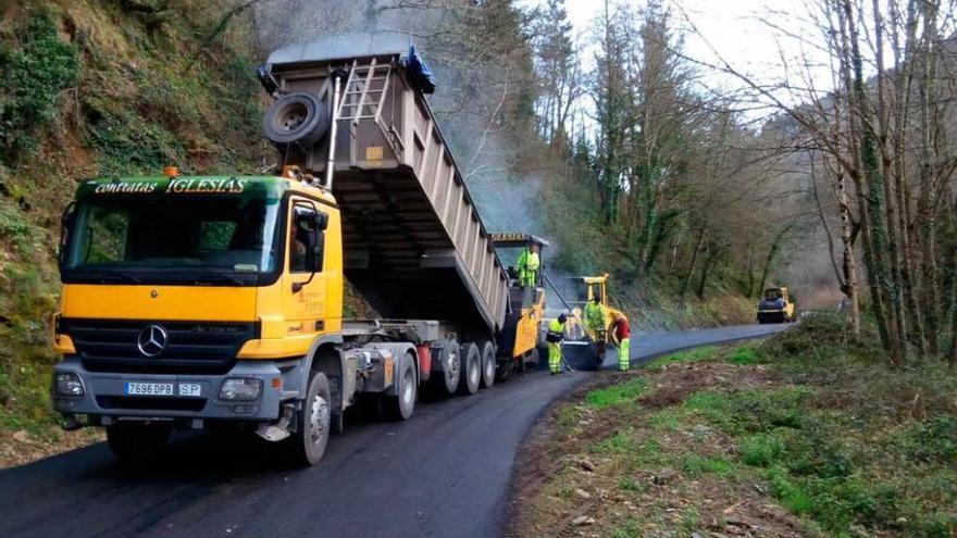 Las obras de asfaltado en Onón.