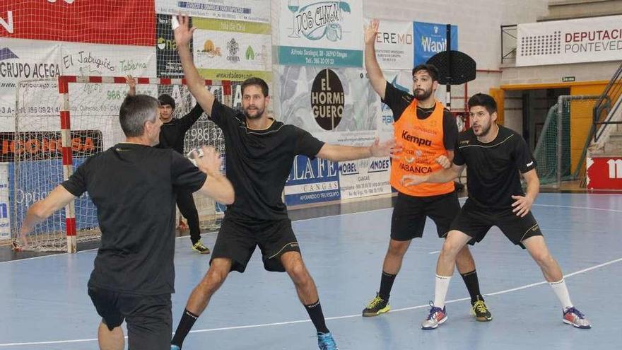 Edu Salazar, bajo palos, en un entrenamiento con Muratovic, Potic, Pablo Castro y Cancio. // Gonzalo Núñez