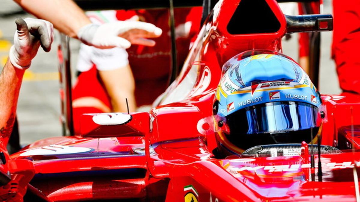 Fernando Alonso durante la tercera sesión de entrenamientos en el circuito de Albert Park de Australia.