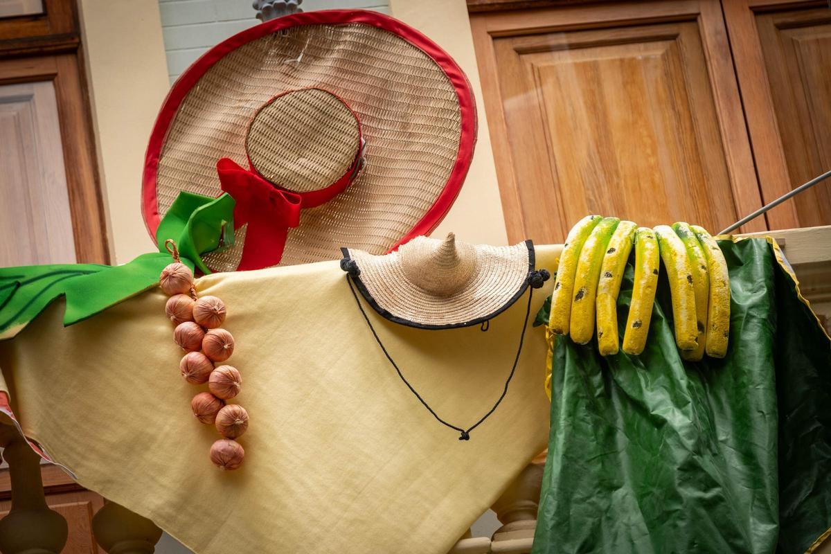 Detalle de la decoración de la fachada del Círculo de la Amistad.