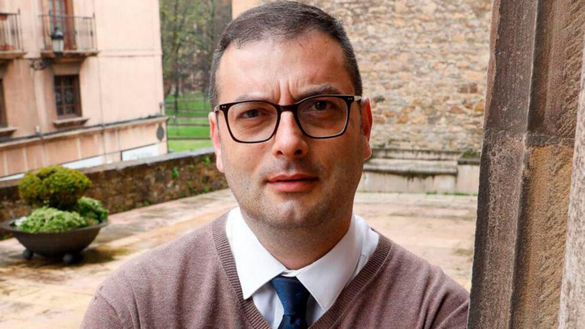 Carlos Fernández Mora, ayer, en la puerta de la iglesia de San Antonio. | MARA VILLAMUZA