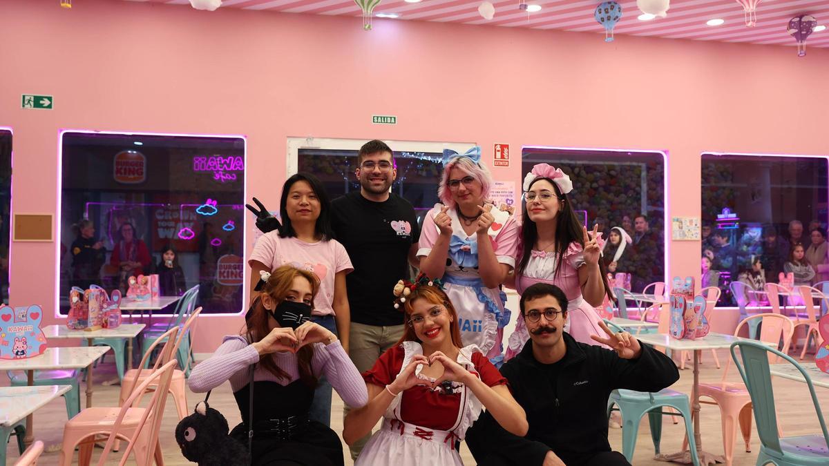 Colas desde las siete de la mañana en la inauguración del primer Café Kawaii de la comarca de Avilés: "El madrugón vale la pena"