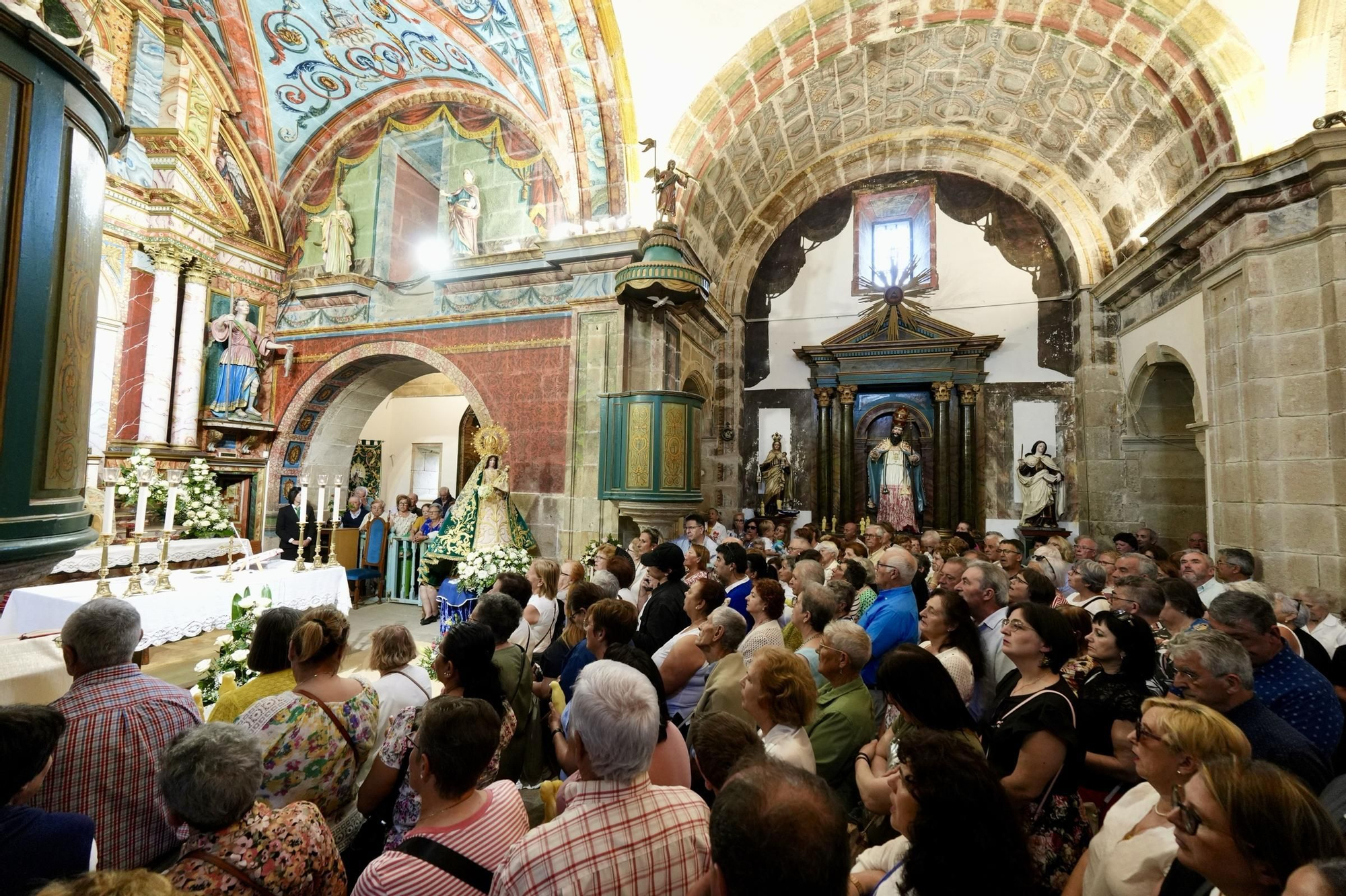 Abrazo multitudinario a la Virxe do Corpiño
