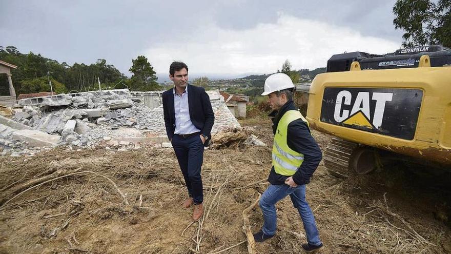 El alcalde Gonzalo Pita (izquierda) acudió a observar los trabajos. // G. Santos