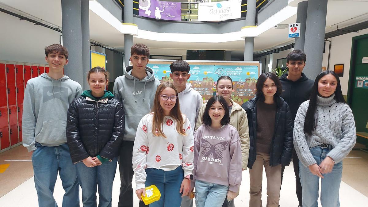 De izquierda a derecha Héctor Rodríguez, Silvia Mon, Marcos Rodríguez, Martín Salvatierra, Eva Amor, Sara Castillo, Andrea González, Ayako Román, Candela Bermúdez y Samuel Reigada, ayer, en el instituto.