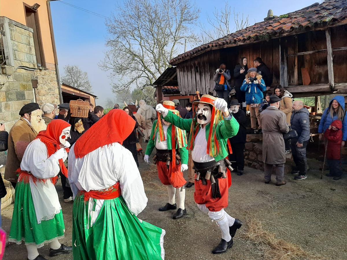 Los Aguilandeiros de San Xuan de Villapañada recorren los pueblos de Grado entre ceniza y bailes