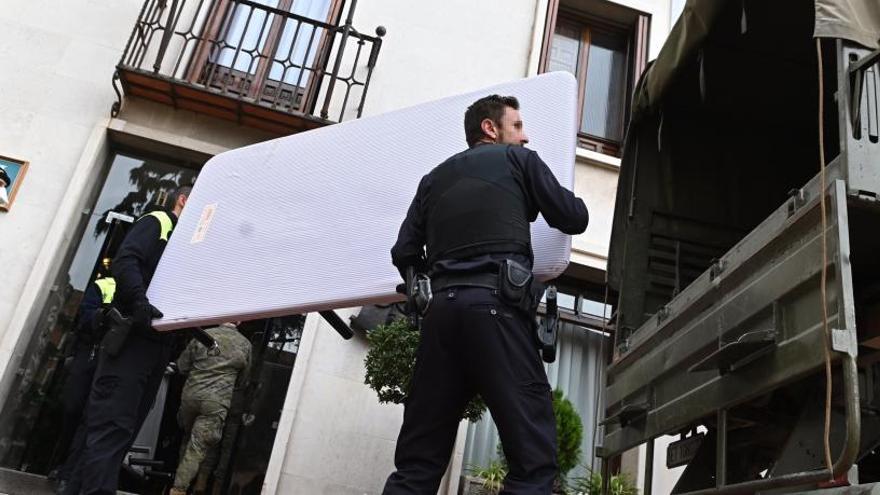 Soldados de la Brigada Paracaidista (Bripac) ayudados por otros policías y trabajadores, trasladan colchones desde un hotel.