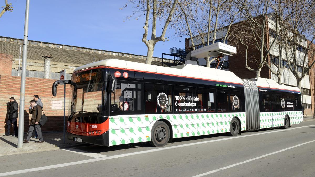 Imagen de archivo de un autobús articulado totalmente eléctrico en Barcelona