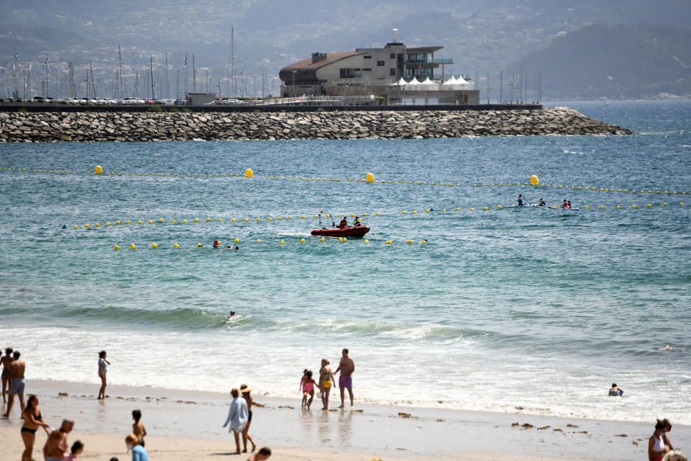 Socorren a un yate encallado en las balizas de Silgar