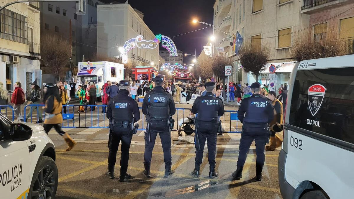 Agentes de la Policía Local de Badajoz durante el dispositivo especial por el Carnaval de Badajoz.