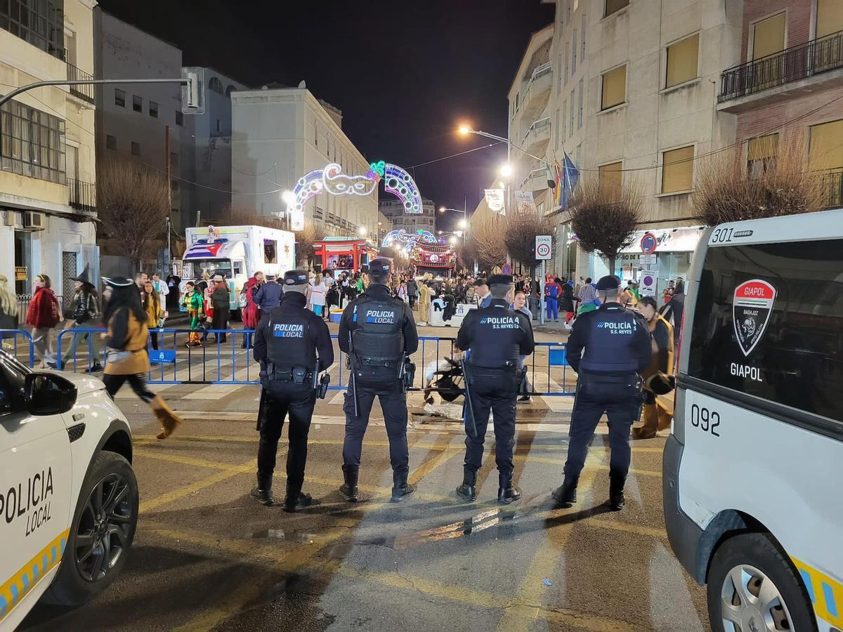 Agentes de la Policía Local de Badajoz durante el dispositivo especial por el Carnaval de Badajoz.