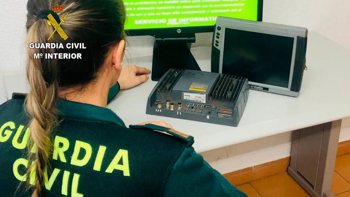 Centralita y pantalla de la máquina maderera, recuperadas por la Guardia Civil.