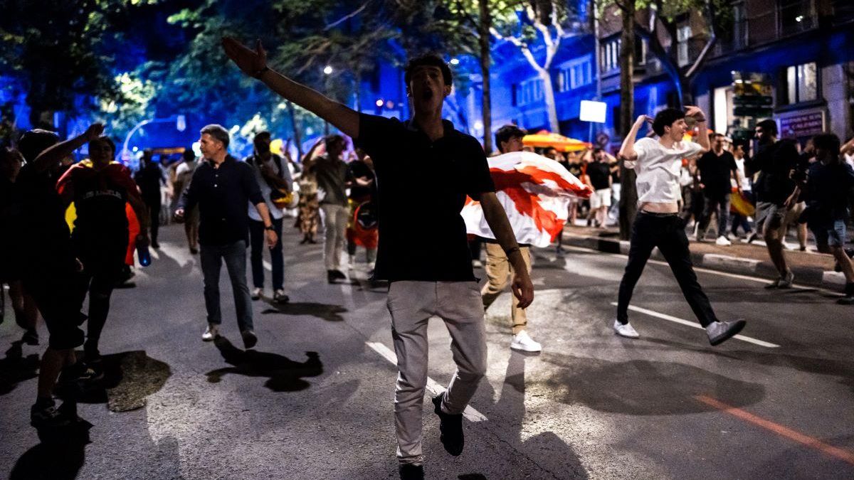 Un manifestante hace un símbolo fascista.
