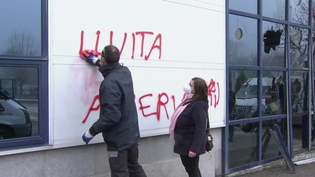 Limpian las pintadas y reparan los destrozos de la comisaría de Mossos de Vic tras los incidentes por la detención de Pablo Hásel