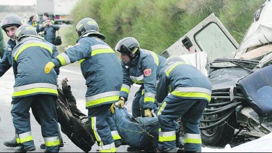 Seis trabajadores lusos mueren al chocar su furgoneta y un camión en Palencia