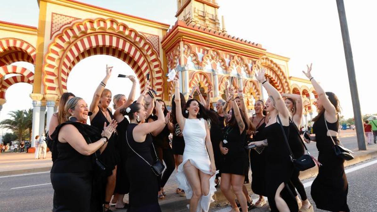 Un grupo de amigas en despedida de soltera en la Feria de Córdoba.