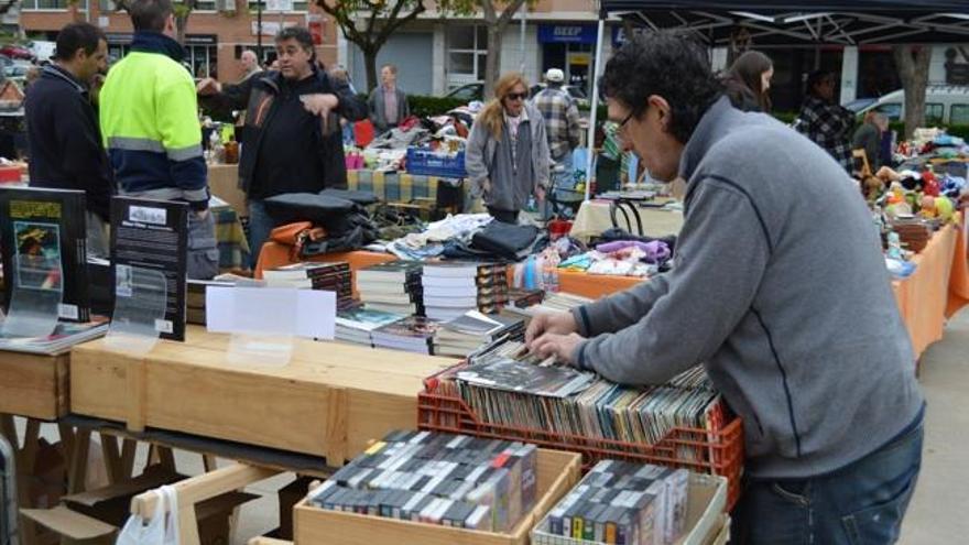 Un visitant tria en una parada del mercat a tot a 1 euro a la Font del Ros