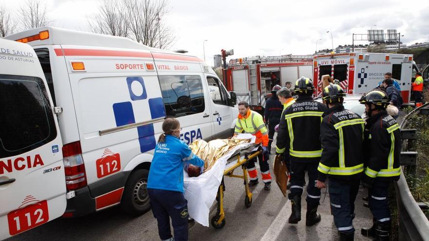 Auxilio a los heridos en el accidente