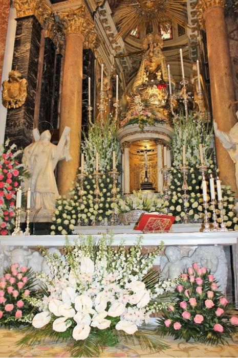 Los floristas decoran la Basílica de la Virgen de los Desamparados