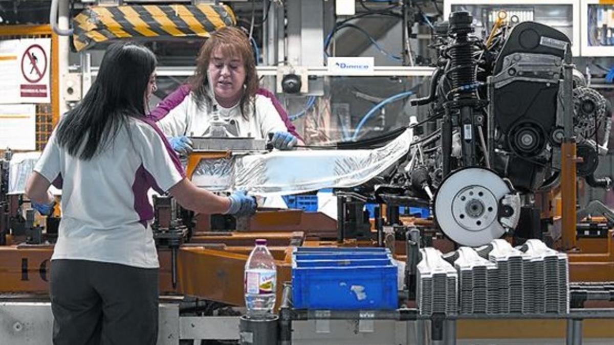 Mujeres en la línea de montaje de Seat.