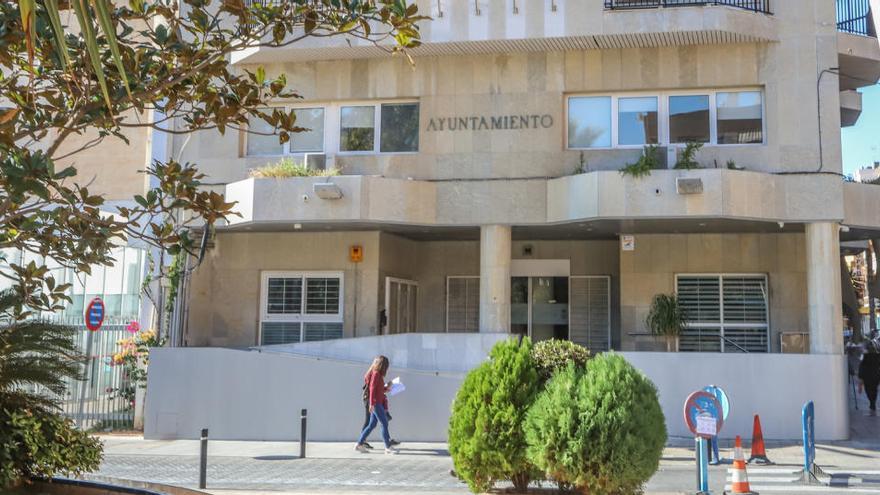 Imagen de la fachada principal del Ayuntamiento de Torrevieja/ Foto Tony Sevilla.