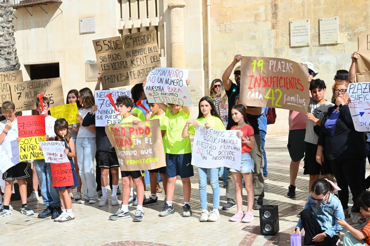 El alcalde rechazó que la respuesta se haya logrado solo porque los padres acudieran a la Plaça de Baix