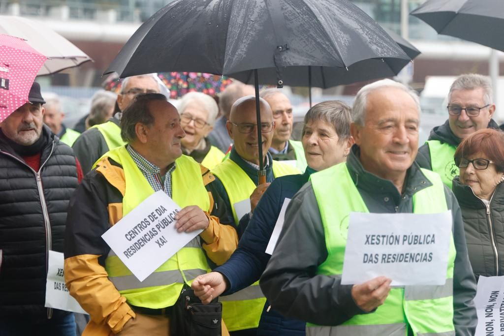 Manifestación en Santiago por la gestión pública de las residencias