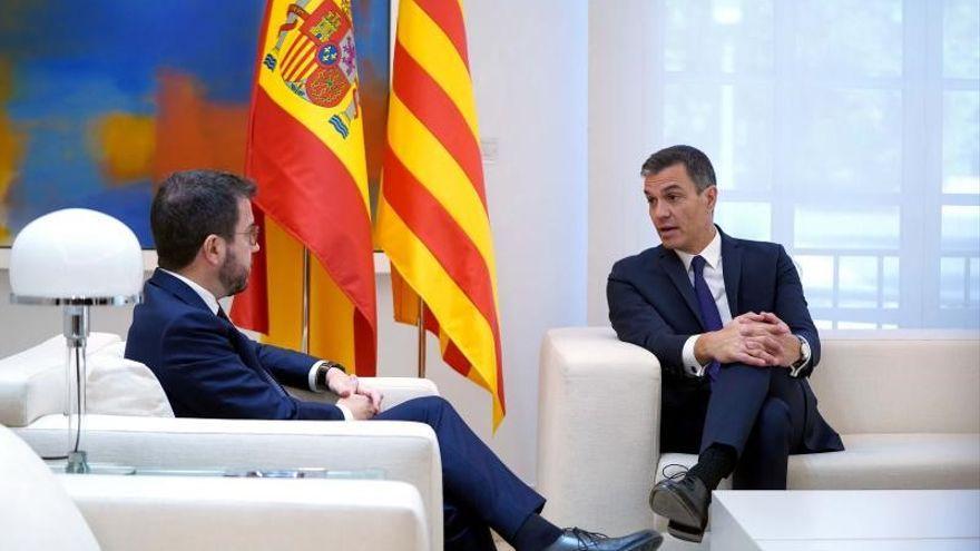 El presidente del Gobierno, Pedro Sánchez, y el &#039;president&#039; de la Generalitat, Pere Aragonès, durante su reunión en el palacio de la Moncloa, el pasado 15 de julio de 2022.