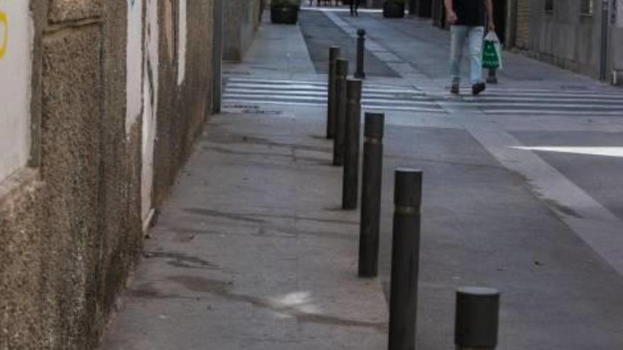 Orines, suciedad y enseres ayer en la calle Alfonso X y en el cercano parque Don Julio.