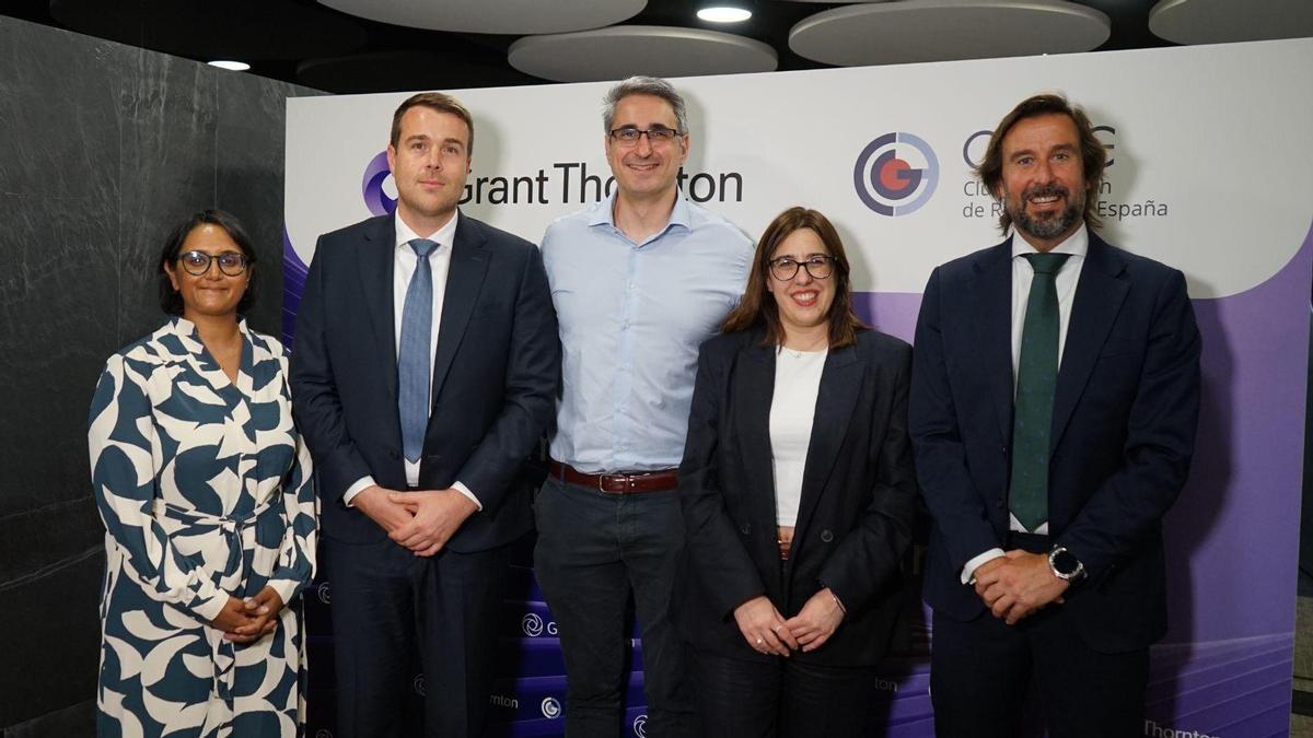 De izq. a der: Ratul Ahmed, directora de Riesgo de Modelos en Commerzbank; Lukas Majer, responsable de Riesgos de Grant Thornton; Ricardo García, director de GRM Data &amp; Analytics en BBVA; Ivana Herraiz, directora de Metodología de Riesgos en Santander España; Daniel Fernández, socio de Riesgos y Asesoramiento de Grant Thornton.