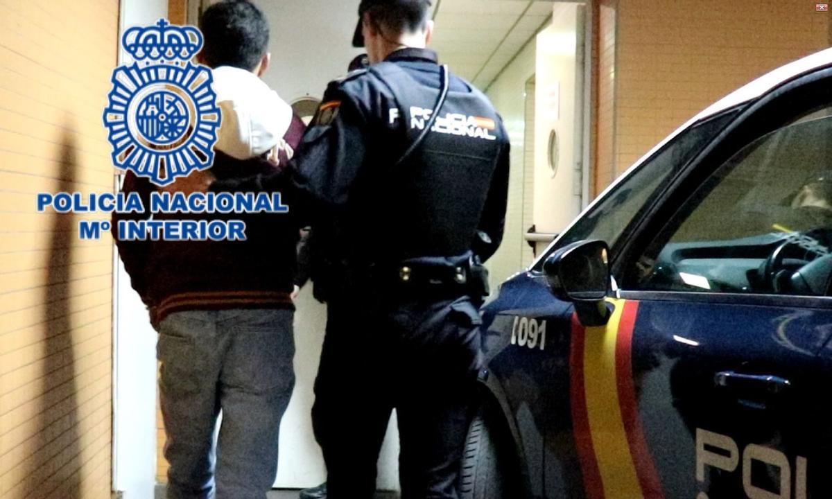 Traslado de uno de los detenidos por la Policía en Alicante.