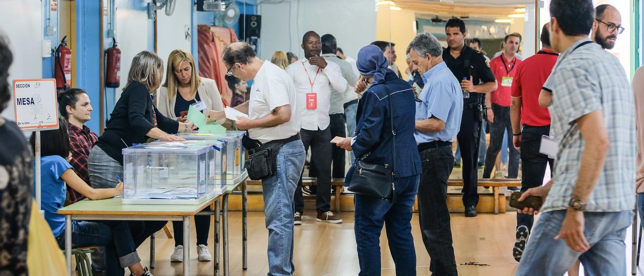 Electores votando en las pasadas elecciones de 2019 en la capital grancanaria.