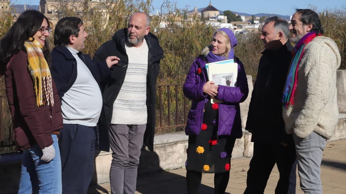 Los dirigentes del PCE Ernesto Alba, Enrique Santiago y Juan Hidalgo, a la izquierda, hablan con varios militantes hoy en Córdoba.