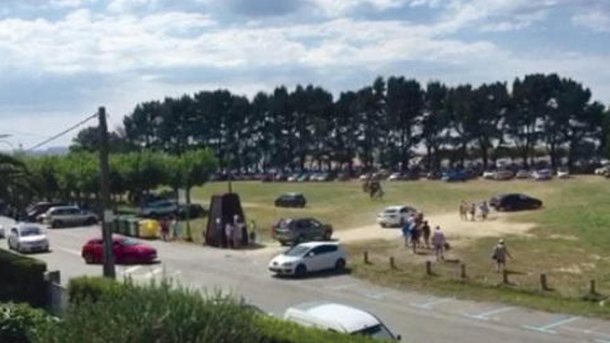 Retrasos de una hora para acceder al aparcamiento de la playa de Miño