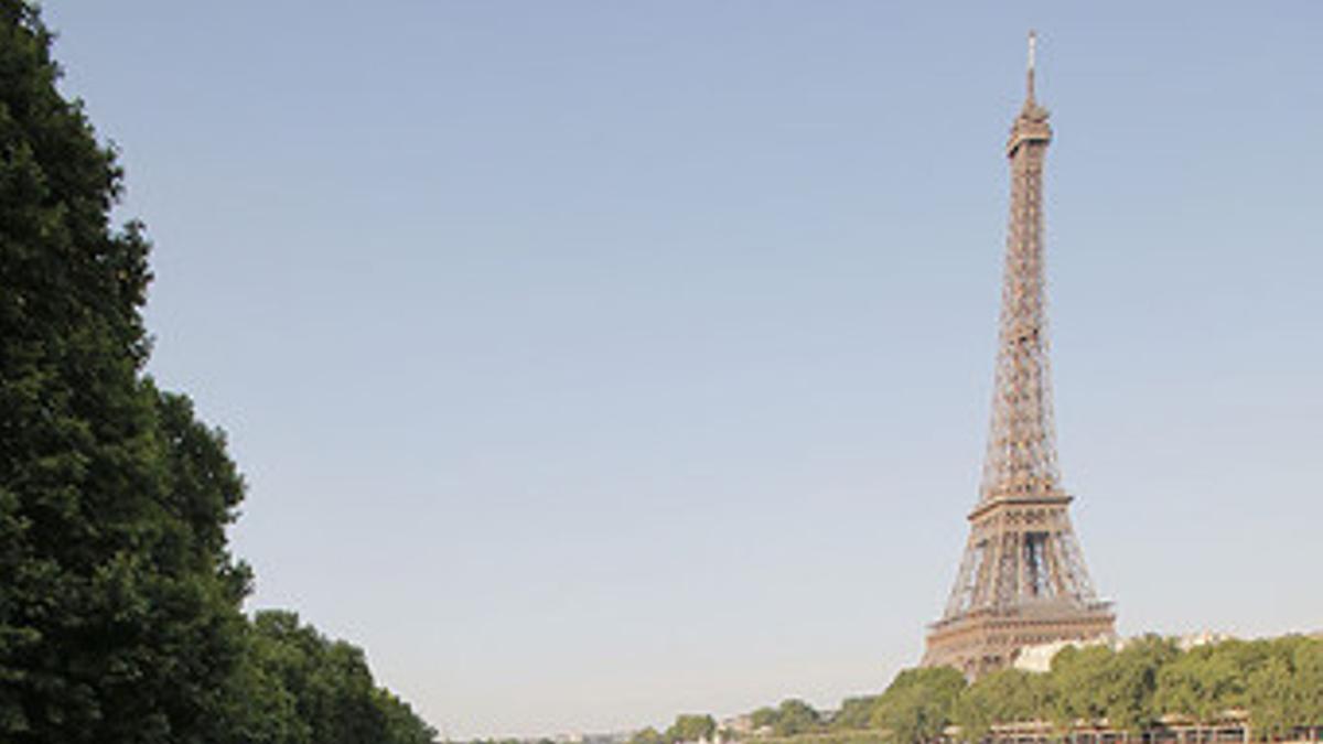 Los corredores circulan por la orilla del Sena, con la Torre Eiffel al fondo