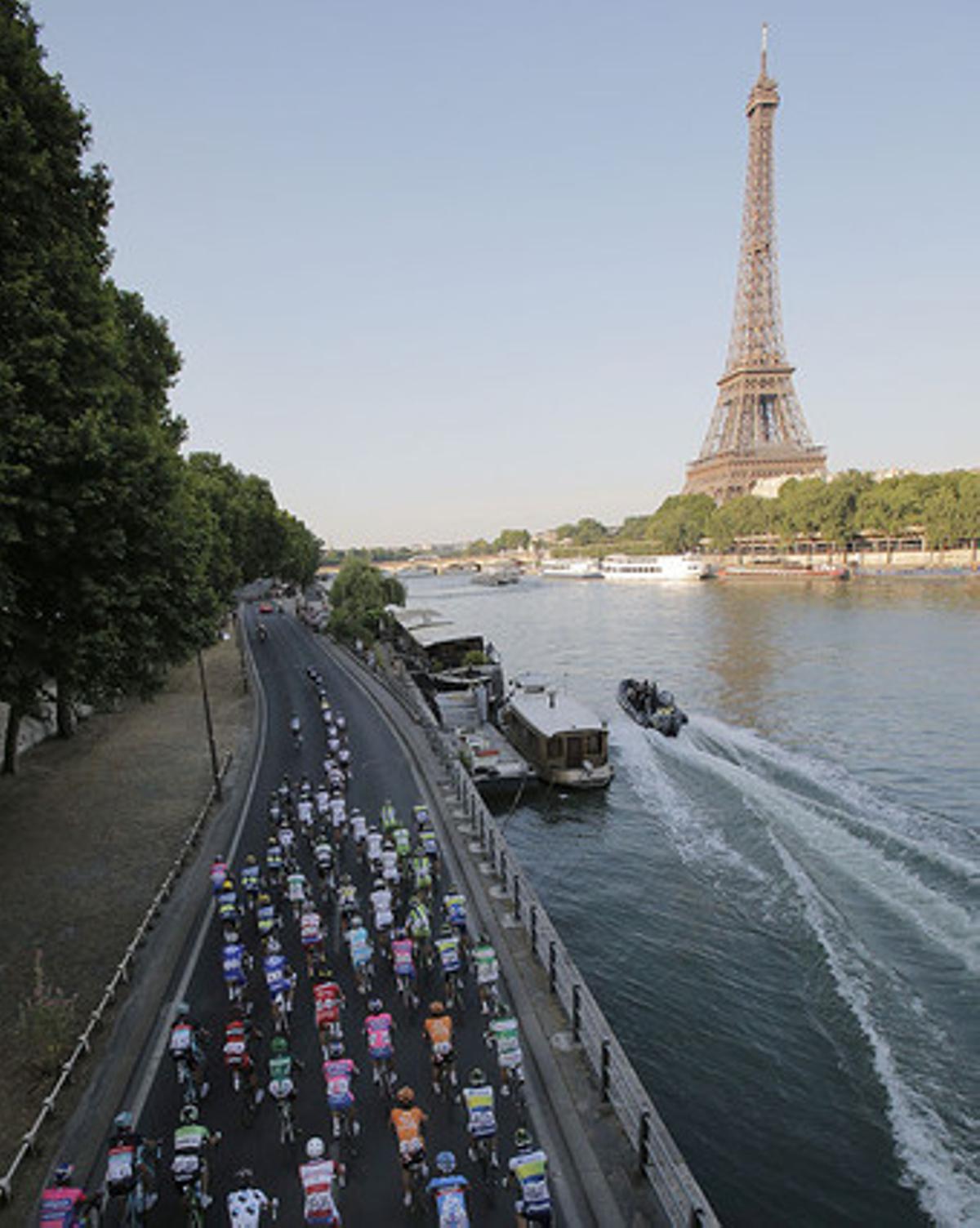 Els corredors circulen per la riba del Sena, amb la Torre Eiffel al fons