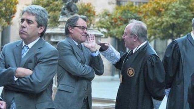 Artur Mas charla con Eliseo Aja el día en que nombró a los miembros del Consell de Garanties, en marzo del 2013,