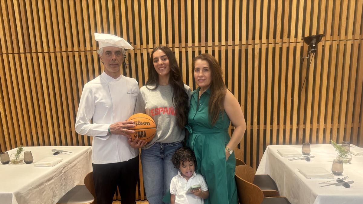 Con su padre, su madre y su hermano pequeño.