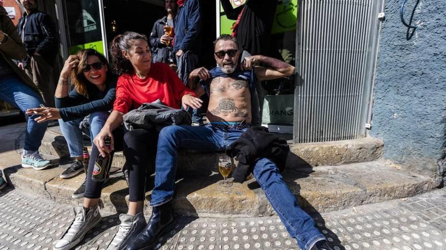 La gente toma copas a las puertas del Mercat.