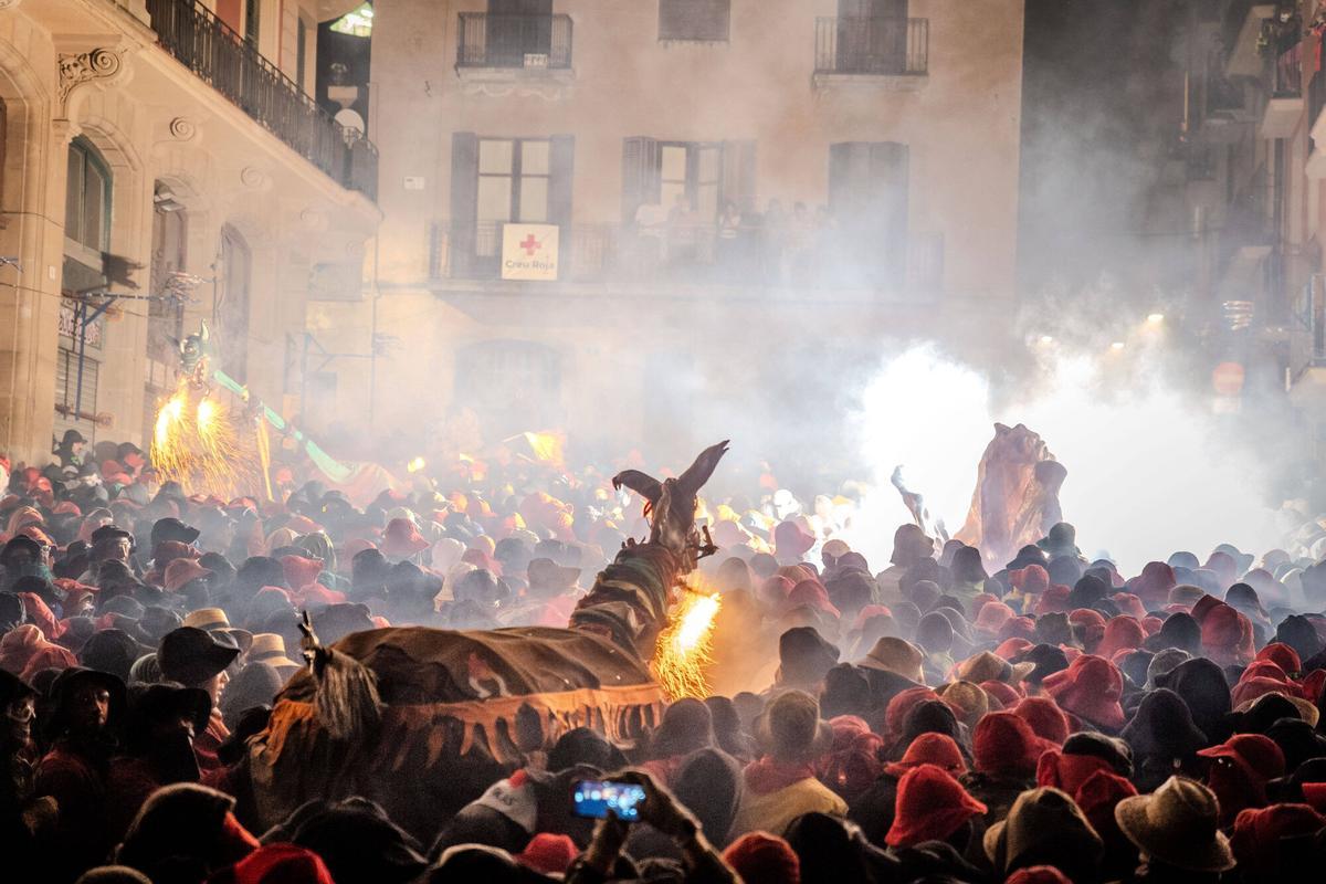 El Correfoc tanca amb un espectacle de foc i de gent la Festa Major de Manresa