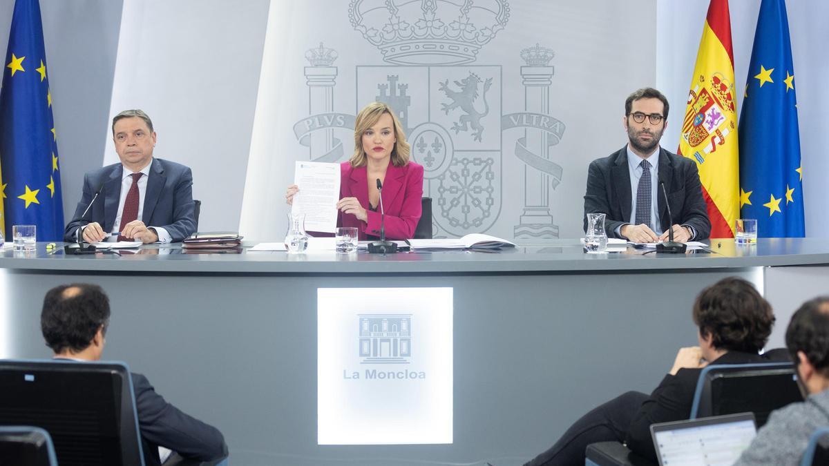 La portavoz del Gobierno, Pilar Alegría, junto a los ministros de Economía, Carlos Cuerpo, y Agricultura, Luis Planas, en rueda de prensa tras el Consejo de Ministros.
