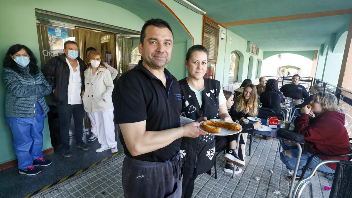 Los propietarios de la Cafetería Natalia, en Aldea Moret.