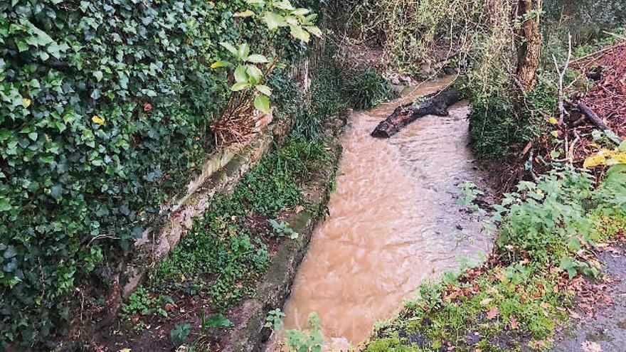 Lodos procedentes de la obra de Xaz tiñen de marrón un río, esta semana. | la opinión