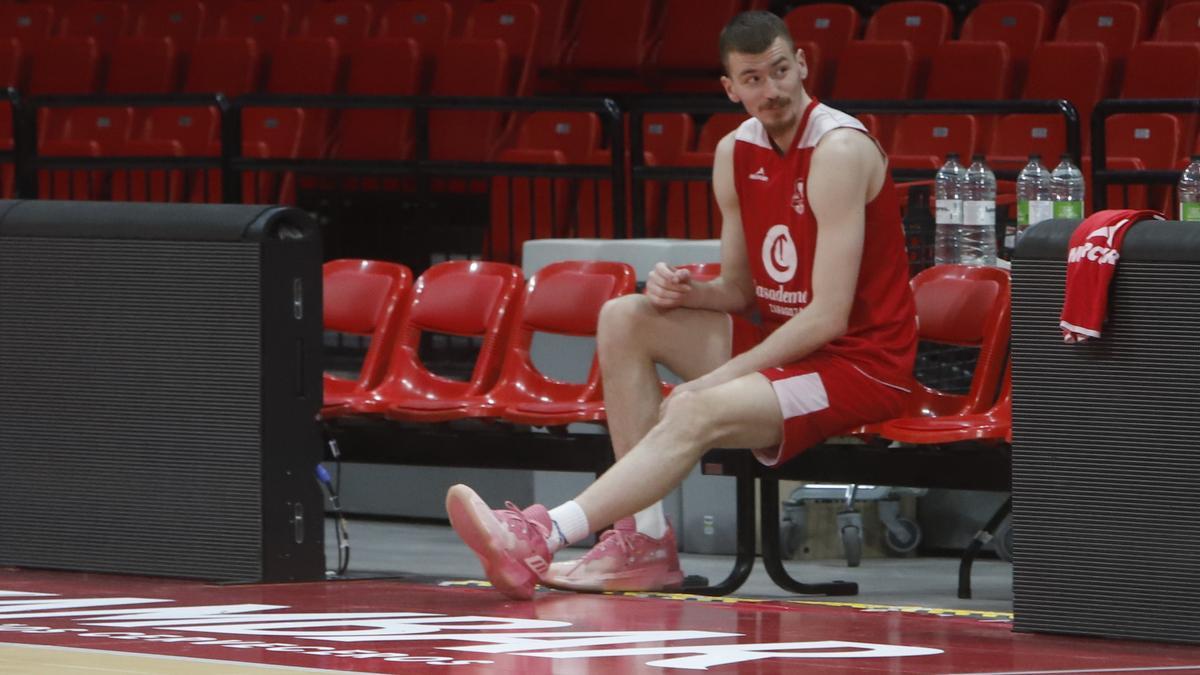 Borisa Simanic sonríe en el banquillo durante un entrenamiento del Casademont.