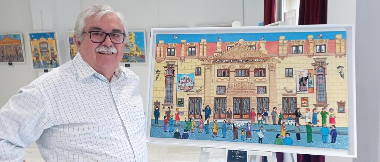 Diego Ceano, ayer en su exposición de cines de Málaga junto a la fachada del antiguo cine Echegaray