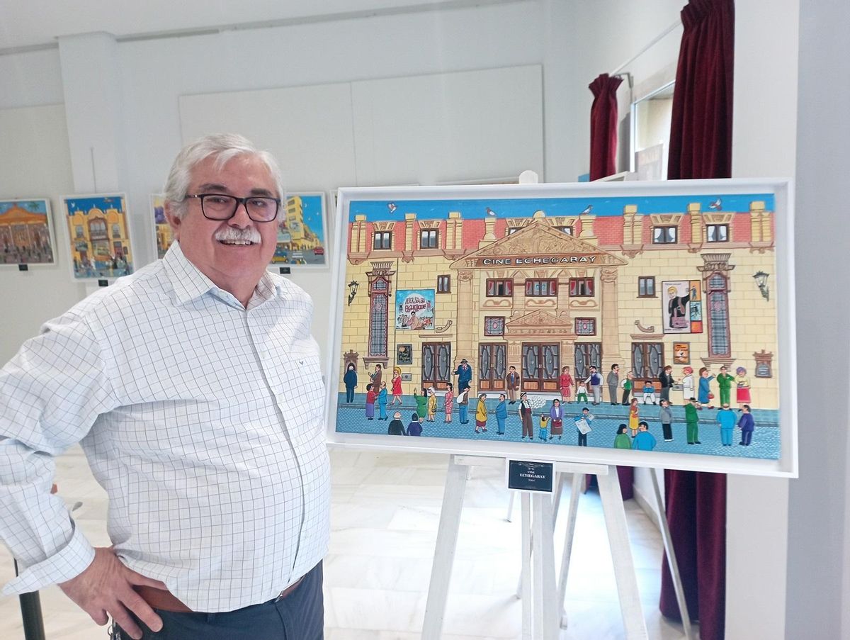 Diego Ceano, ayer en su exposición de cines de Málaga junto a la fachada del antiguo cine Echegaray