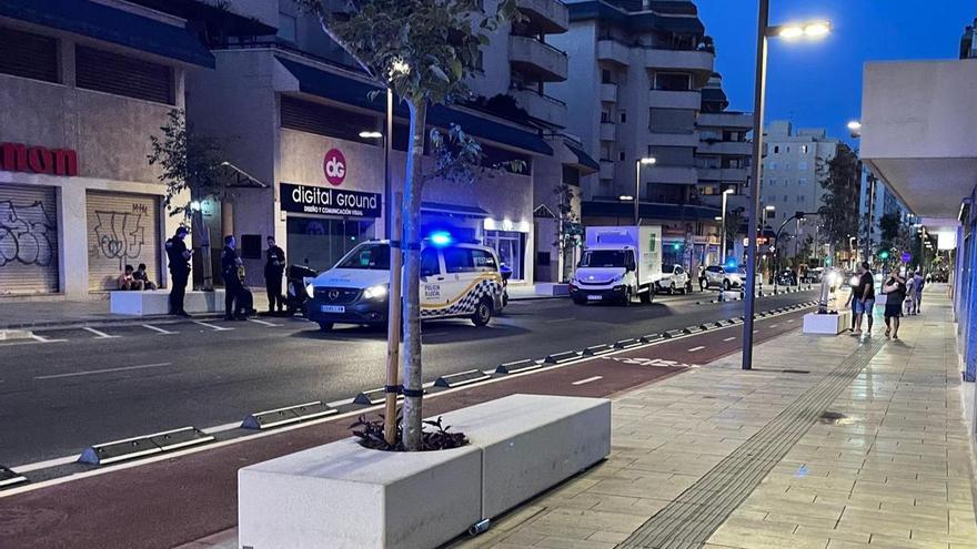 Una furgoneta choca con varios coches aparcados en la avenida de Isidor Macabich de Ibiza