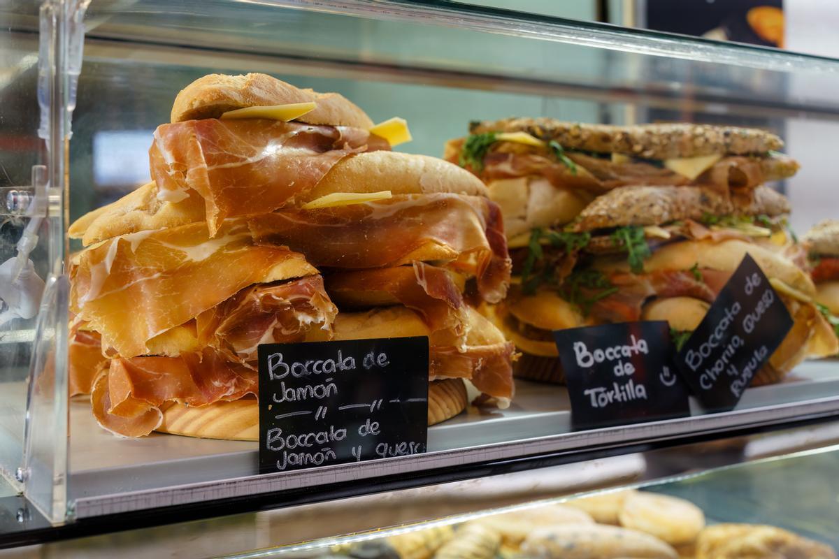 Bocadillos españoles (Bocata) expuestos en un mercado, primer plano