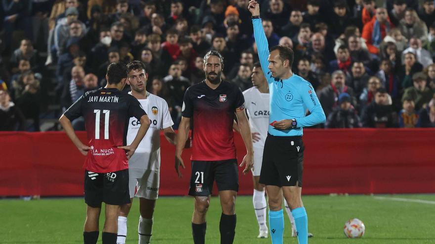 Un árbitro de mal recuerdo para Gayà ante el Getafe