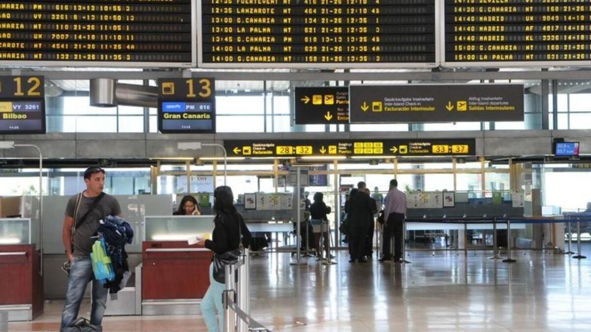 Paneles con la información sobre los vuelos en el aeropuerto Tenerife Sur.